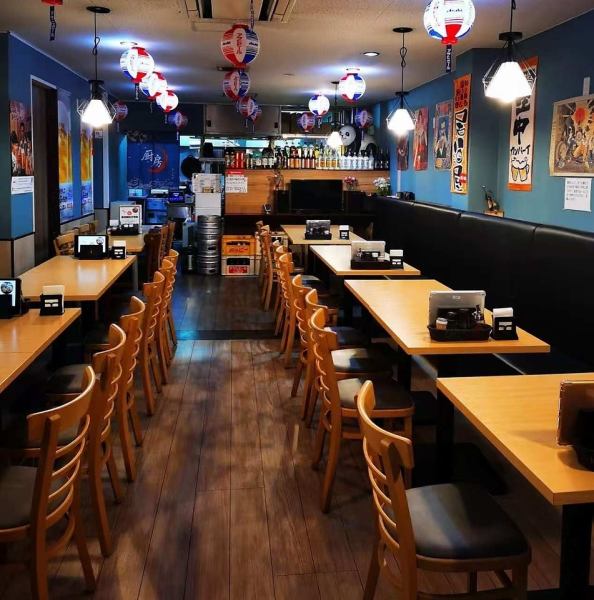 [距離堀切商武園站步行3分鐘 - 新開幕] 內部裝潢明亮，配有淺色木質桌子和一面鏡子牆。所有餐桌均可合併，因此我們可承辦多達50人的宴會！歡迎洽詢私人預約事宜！