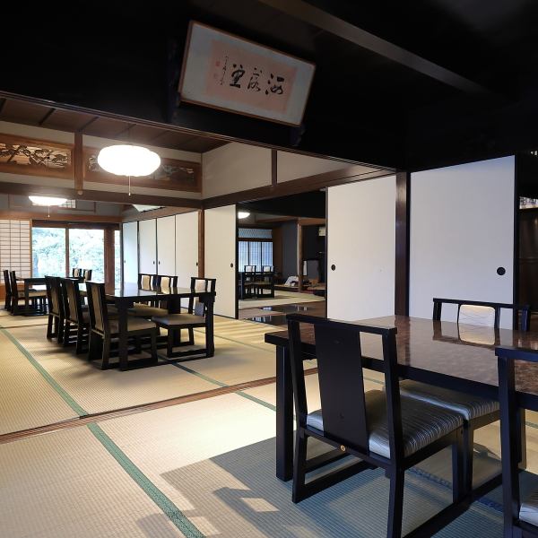 We have a wide range of seats available, including seats for 4 people and seats for 6 people.It is also possible to connect tables for the largest banquet.A Japanese-style room is not a tatami room, so you can enjoy eating and drinking with a large number of people.We will make the best proposal according to your budget.