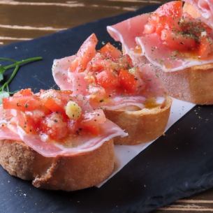 生ハムとアンチョビクリームのブルスケッタ 2コ／生ハムとトマトのブルスケッタ 2コ