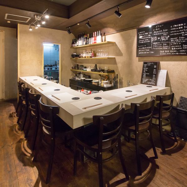 【カウンター席ございます】当店はカウンター席を7席ご用意しております。お1人様でも気軽にお立ち寄りいただけます！落ち着いた雰囲気の中でゆったり味わえるのが魅力◎仕事帰りに軽く一杯、またはしっかり食事したいときにもぴったり。温かい接客と家庭的な空間で、ひとり時間を心地よく過ごせるお店です。