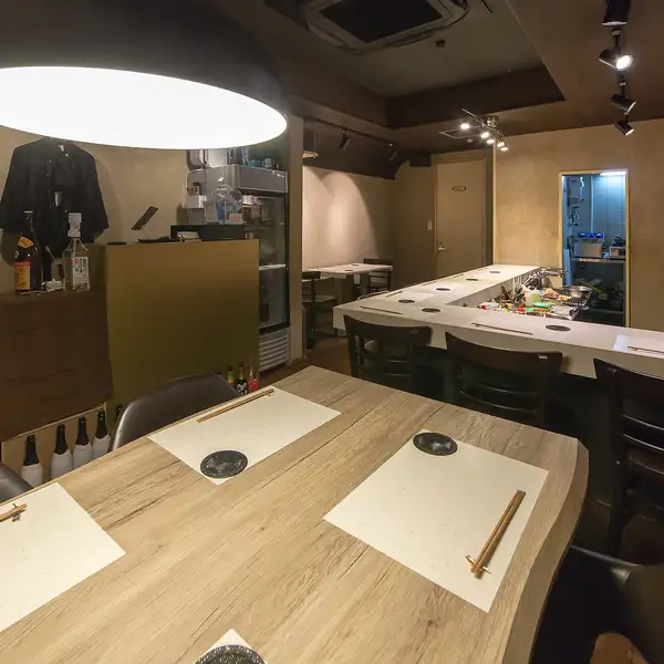 【テーブル席ございます】2名×1卓、4名×1卓をご用意◎会社帰りに同僚やお友達と、女子会にも◎ゆったりお寛ぎ頂ける空間になっております。当店自慢の一品の数々を存分にお愉しみください♪