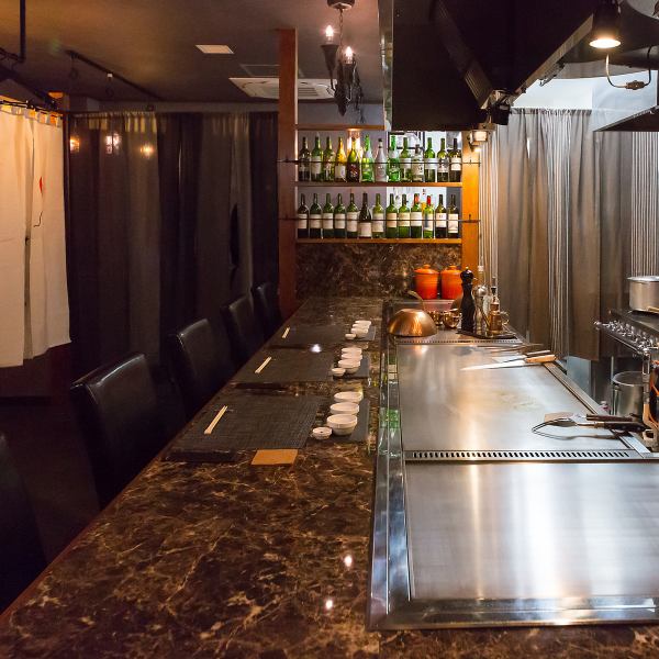 【カウンター席】お一人様も気軽に使えるカウンター席を完備。人気のカウンター席は横並びに座れるのでデートにもピッタリ◎ライブ感満点のカウンター席で、絶妙なタイミングでお食事、お飲物をご提供させて頂きます。