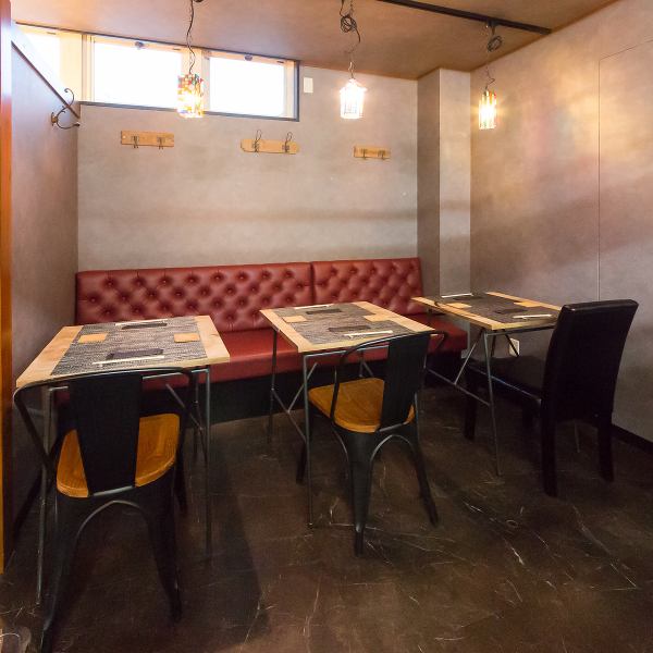 【テーブル席】暗めの照明で、落ち着いた雰囲気でお過ごし頂ける空間をご用意しております。接待・会食・記念日・誕生日・デートなど様々なシーンでご利用いただけます。大切な方々と共に至福のひと時をお楽しみください。