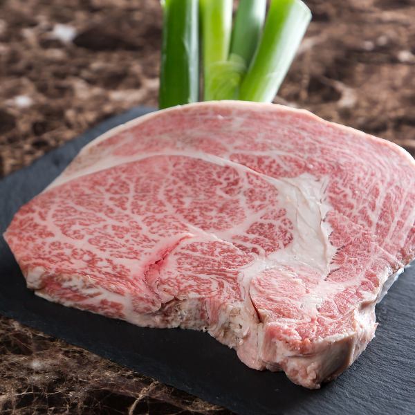 キメ細かなサシは柔らかくジューシー◎『近江牛リブロース1枚焼き300g』 11000円(税込)