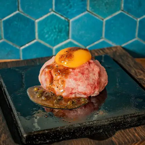 看板メニュー！『世界初飲める馬トロ生ハンバーグ～ペッパーソース～』生で味わう極上のとろける新食感