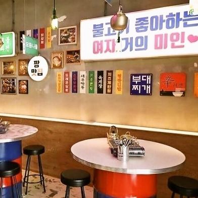 【本場韓国の屋台をイメージした店内♪】店内はほぼハングルで埋め尽くされており、まるで韓国旅行に来たかのような雰囲気を味わえます♪様々なアイテムを装飾した店内は細かいところまでオシャレにこだわっております♪※画像は広島店のイメージ画像です。