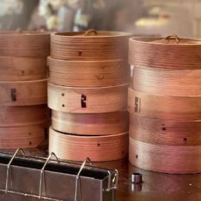 設有吧台座位，可以感受在眼前烹製食物的現場氣氛♪