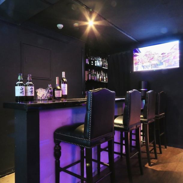 [Counter seats] Singles and even just one drink are welcome! At the counter seats, you can relax even if you are alone. Easy atmosphere.There is also a TV, so you can have a good time with your guests while watching sports.