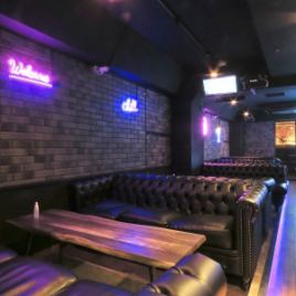 If you get tired of playing, you can relax on the comfortable and soft sofa seats! Enjoy alcohol and karaoke while relaxing on the soft sofa.