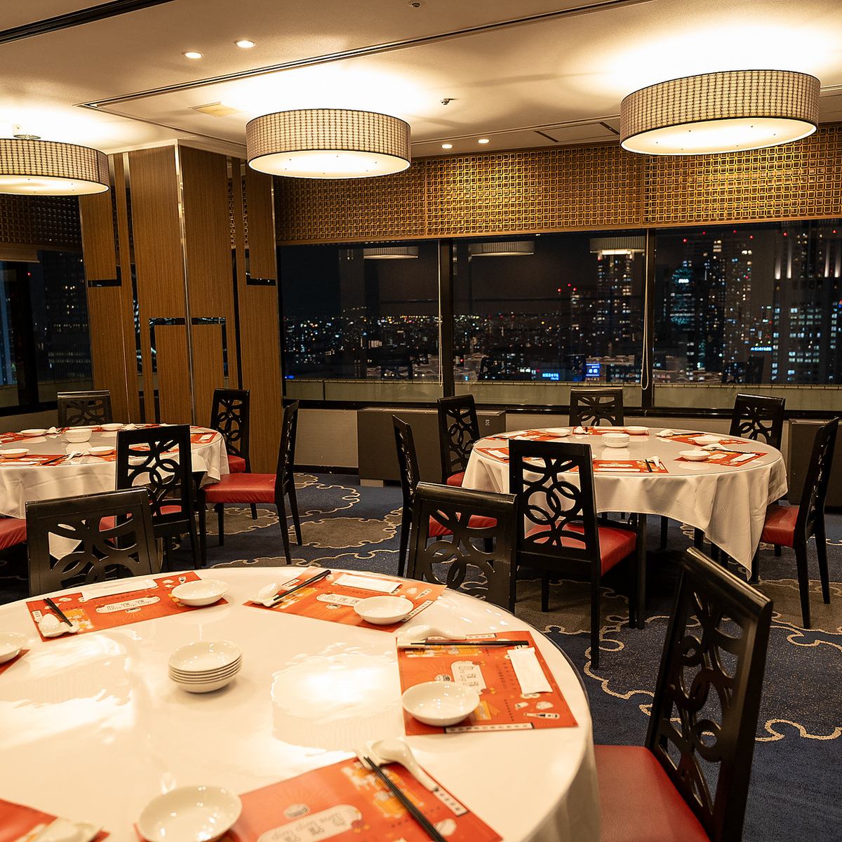 We also have private rooms available for large banquets with a view of the nightscape.