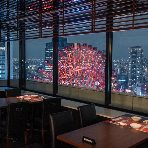 <A romantic seat with a panoramic view of the city of Osaka> The view from the 27th floor of Solaniwa Dining is truly first class.During dinner time, the red Ferris wheel, a symbol of Umeda, is lit up, offering a panoramic view of the beautiful city night view with the neon lights of the skyscrapers.You can spend a romantic moment here, so it is also recommended for dates, birthdays, and anniversaries.