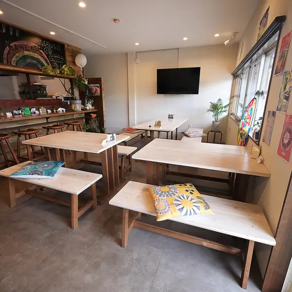 松阪市大黒田町にある「Kamaa’ina cafe and bar」は、お子様連れのご家族も安心して過ごせるアットホームな空間です！店内は段差のないバリアフリー設計で、ベビーカーのままでもスムーズにご入店いただけます。クリーンな全面禁煙の店内で、こだわりの多国籍料理を囲みながらご家族で笑顔あふれる美味しい時間をどうぞ♪