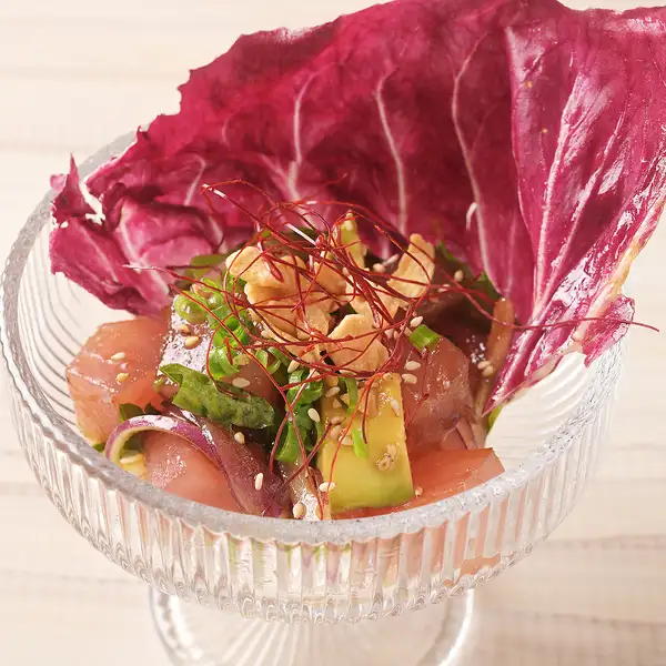 【朝市場で厳選仕入れ】ハワイの定番料理！新鮮な魚介をふんだんに使用した自慢のアヒポケをどうぞ