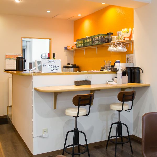 2名から利用可能な落ち着いたテーブル席やカウンター席をご用意しております。シンプルで温もりのあるインテリアで統一され、会話を大切にしたいシーンにぴったり☆居心地の良い空間づくりで、女子会やデートでもゆったり過ごせます。料理と共にくつろぎの時間を楽しめる空間で、アットホームな洋食タイムをお届けします♪