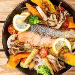 Japanese-style paella with salt-marinated salmon and vegetables