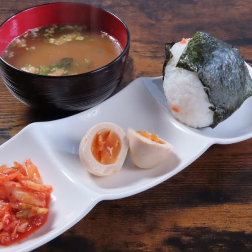 Rice ball set (miso soup and snacks)