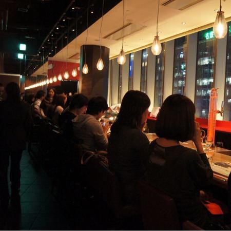 夜景が楽しめる自慢のロングカウンター。たっぷりと24席ございます。雰囲気バツグンのカウンター席はいつも賑わっております。BARdeESPANA Muy 名古屋ミッドランドスクエア店【名古屋/スペイン/バル/個室/貸切/記念日/誕生日/女子会/夜景/パーティー/飲み放題/合コン/デート】