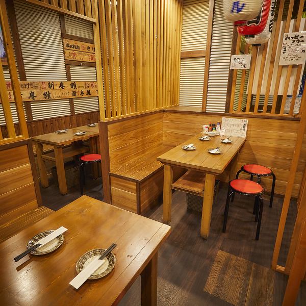 気取らず、かつ雰囲気抜群のテーブル席。居心地の良さも抜群ででお一人様でのご利用大歓迎です!店内に一歩入れば、活気ある雰囲気が広がります。大人数でテーブルを囲んでワイワイ楽しむのにも最適です。