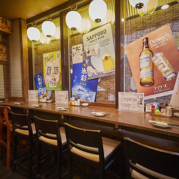 団体様向けのお席もご用意ございます。友人同士の集まりや会社の飲み会にもぴったり。にぎやかな店内ながら、プライベート感もしっかり確保されています。気軽に牡蠣を楽しめるカウンター席。出来立ての料理とともに心地よい時間をお楽しみください。