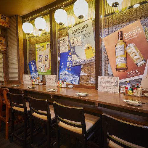 <p>団体様向けのお席もご用意ございます。友人同士の集まりや会社の飲み会にもぴったり。にぎやかな店内ながら、プライベート感もしっかり確保されています。気軽に牡蠣を楽しめるカウンター席。出来立ての料理とともに心地よい時間をお楽しみください。</p>