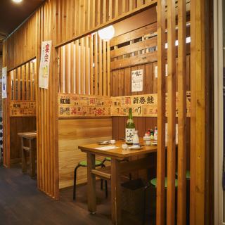 大衆感満載♪広々とした席でゆったりくつろげます！団体利用にも最適な長テーブル席は、歓送迎会など、みんなでわいわい楽しむ宴会シーンにぴったり。大人数でも気兼ねなく楽しめる、開放感のあるお席が人気です。