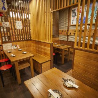 大衆感満載のテーブル席です。一人でサクッと飲みたい時も、じっくり語りたい時も、シーンを選ばずお使い頂けます。笑顔や空間の心地よさが自慢です。※内観写真はイメージです