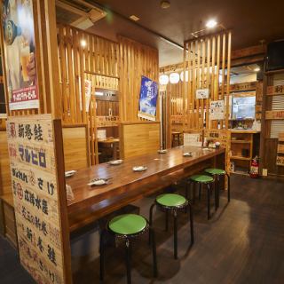 気取らず、かつ雰囲気抜群のカウンター席。居心地も良くおひとり様でのご利用も大歓迎です。キッチンから漂う香りは自然と会話も笑顔も弾みます。