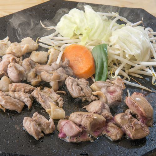 [Outside crispy! Medium juicy! Enjoy the meat and vegetables in a delicious way ♪] Assorted 4 kinds of lava grilled meat chicken 1100 yen (tax included)
