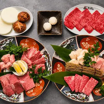 一家日式烤肉店。Irodori 套餐包含 90 分钟的畅饮时间。