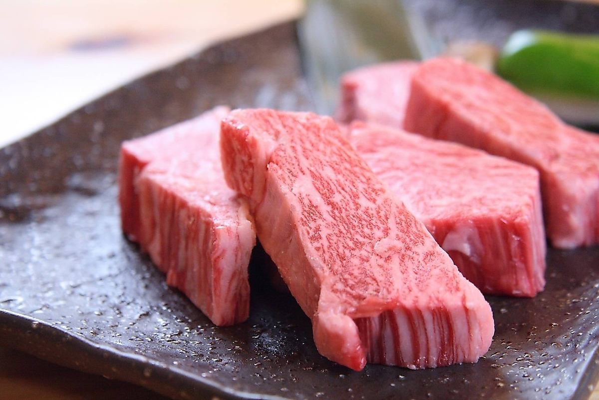 用炭火烤肉庆祝重要的生日