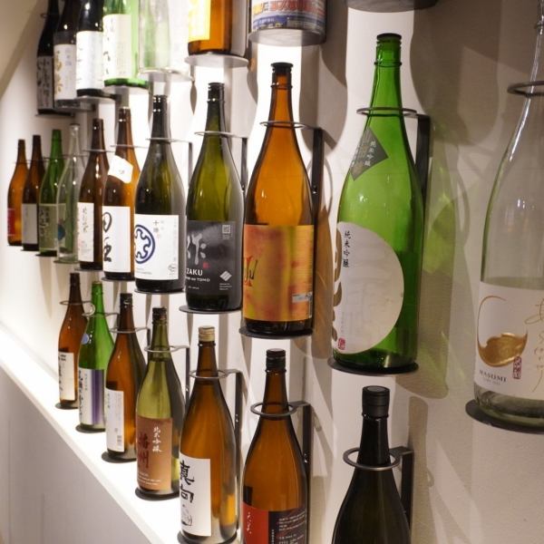 扉を開くと壁には一面の日本酒♪壮大な光景につい写真をとってしまうかも…気になるお酒があればぜひ店主に在庫の確認を！