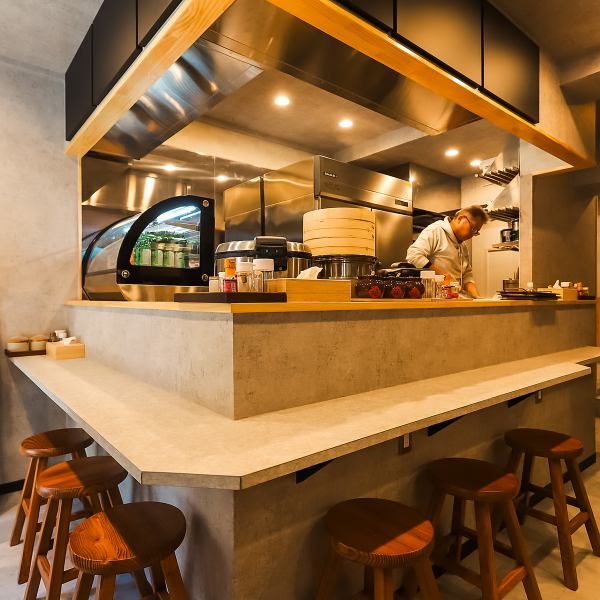 店内には、2名様掛けのテーブル席を12卓ご用意しております。お二人でのランチやディナーはもちろん、少人数のグループ利用にも柔軟に対応可能です。温かみのある空間で、名物のルーローハンや豚角煮バーガーを堪能しながら、台湾夜市の賑やかな雰囲気と共に、ゆっくり食事を楽しむひとときをお過ごしください。