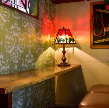 店内は物語に迷い込んだような非日常的な空間が広がります。こだわりのアンティークな家具や装飾が随所に配置され、どこを切り取っても絵になるおしゃれな雰囲気。カップルシートやソファー席もあり、デートや女子会で利用すれば、会話も弾むこと間違いなしの隠れ家空間です。※撮影中のため系列店の一例です