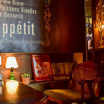 お席はふかふかのソファ席、テーブル席、半個室など、利用シーンに応じて選べる多様なタイプをご用意しています。特に、ゆっくりと寛げるソファ席やプライベートな会話を楽しめる半個室は人気。落ち着いた空間で広々とした席で優雅なカフェタイムやディナーのひとときをお過ごしください。※撮影中のため系列店の一例です