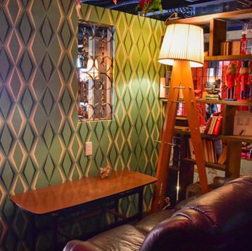 まるで大人の隠れ家☆SNS映えするオシャレ空間です◎店内には電源や無料Wi-Fiが完備されており、カフェ利用にも最適です。おしゃれな空間でありながら、居心地の良さも重視されており、ついつい長居してしまうようなゆったりとした時間を過ごせるのがこのお店の特徴です。※撮影中のため系列店の一例です