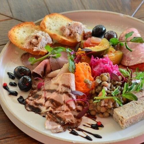 【シェフの自信作】季節ごとに変わる旬の食材を活かした創作デリプレート