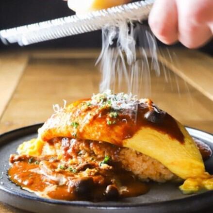 【ランチ限定】きのこデミグラスソースのオムライスとサラダ&食後のデザートが付いたお得なランチコース♪