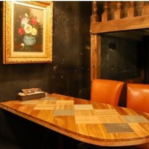 特別な世界観が広がる店内では、シーンを問わずゆったりとした時間を演出します。日常を忘れさせる非日常感が漂い、優しい照明が落ち着いた雰囲気を醸し出しています。ランチやディナーを楽しむのに最適で、心地よい時間を過ごしながら特別なひとときを味わえます。そんな贅沢な空間でリラックスした時間をお過ごし下さい。