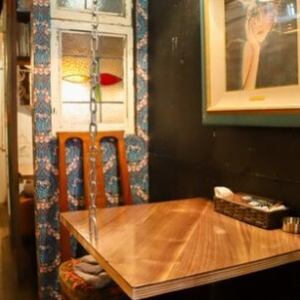 お一人様でも気軽に利用できるテーブル席があり、異国のアンティーク家具とノスタルジーを感じさせる照明が魅力です。癒しの空間で、ストーリー性を感じながら過ごすことができ、きっとお気に入りの場所になるでしょう。心地よい時間を存分にお楽しみください。