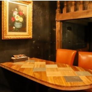 ロマンチックな空間は特別な日に最適で、季節ごとに変わるオリジナルカクテルや料理にスイーツを楽しめます。長く使われてきたようなアンティークな家具に囲まれながら、心地よいひとときを過ごすことができるます。大切な人との特別な時間を演出する魅力的な場所をぜひ訪れてみて下さい。