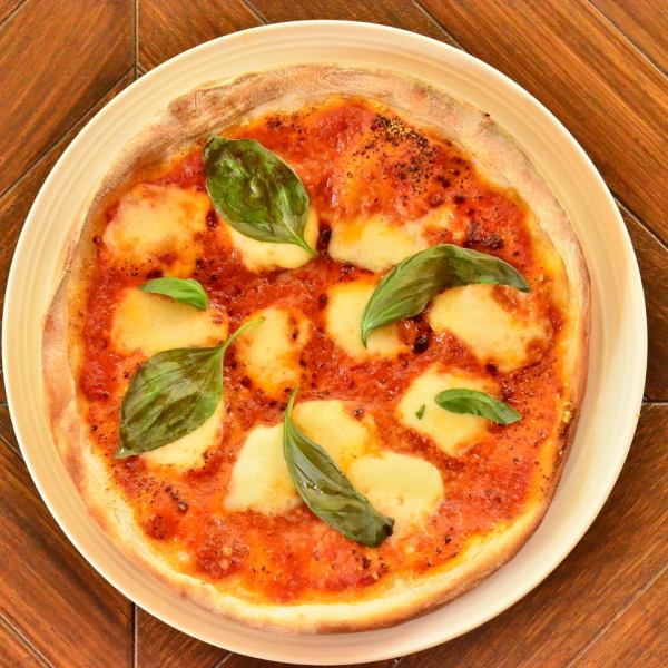 シンプルながらも素材の味を楽しめる【北海道モッツァレラのマルゲリータ】ワインやカクテルにもぴったり◎