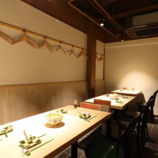 テーブルのお席です。2名様～12名様までご利用頂けます。