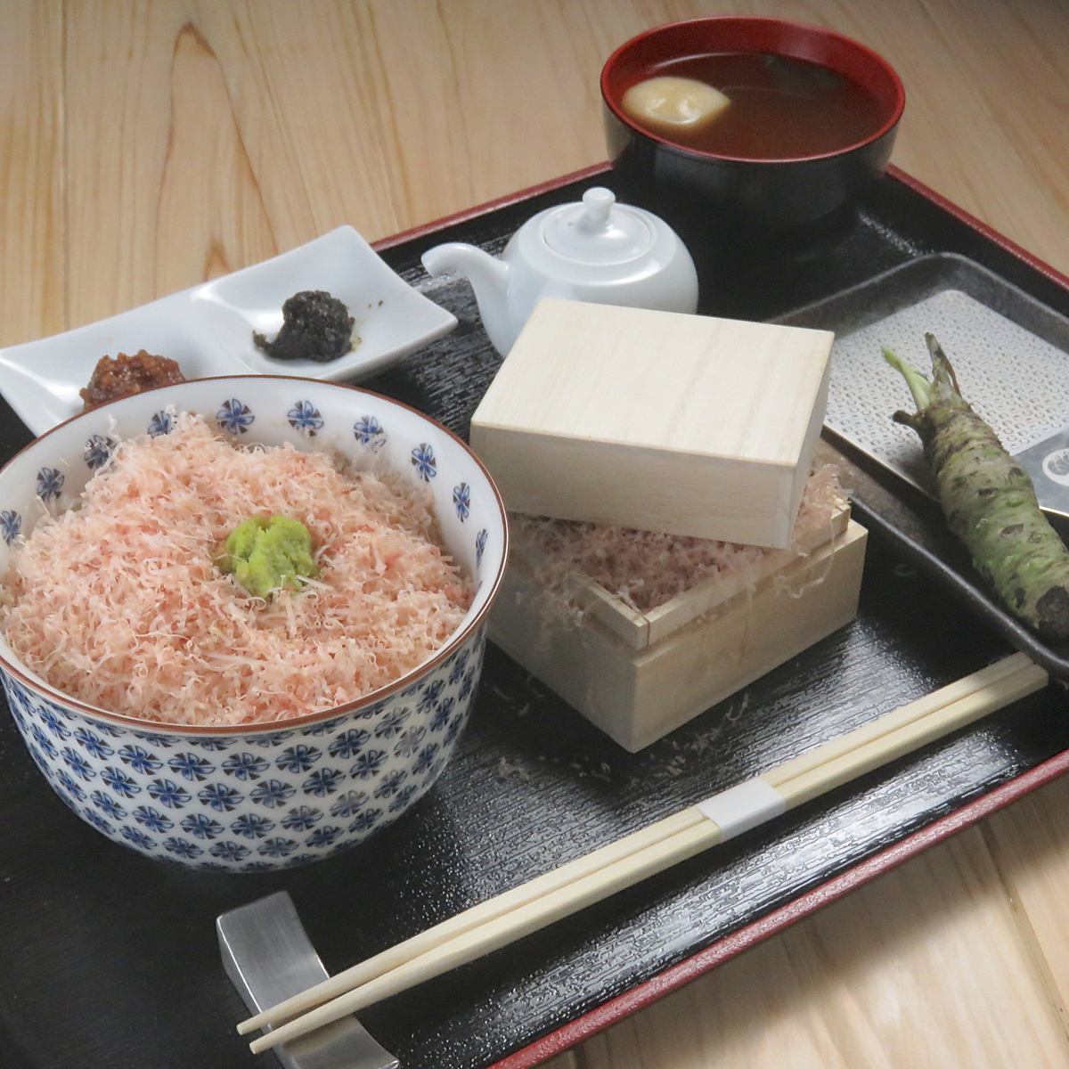 11時から限定ランチ実施中！2種の付合せが選べるわさび丼！