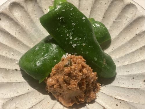 Crispy green pepper with meat miso