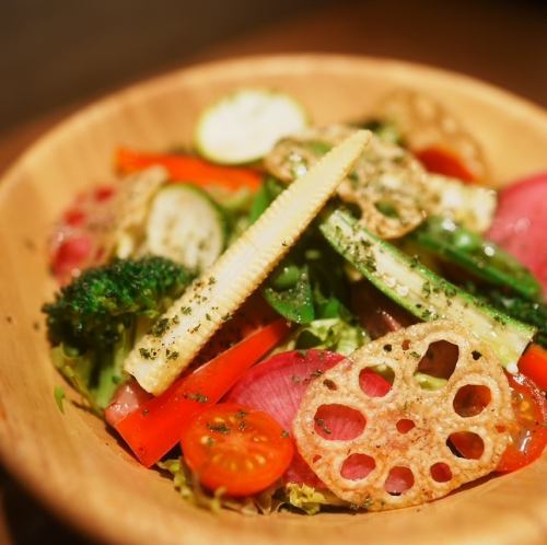 Spring vegetable and straw-grilled bacon salad