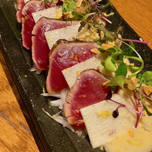 Straw-grilled first bonito carpaccio with ginger sauce
