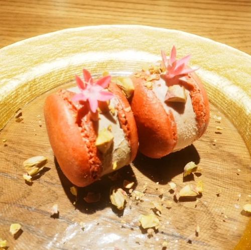 White liver and pistachio macaron (1 piece)