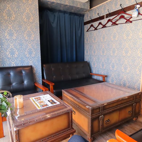 明るく賑やかな雰囲気の店内には、2名掛けのテーブルが6卓、4名掛けのテーブルが1卓！普段使いはもちろん、テーブルをつなげればみんなでワイワイ楽しめる大人数利用もOK♪友達との飲み会やパーティーにもぴったりです！さらに、貸切も可能なので、特別な集まりにも◎お気軽にお問い合わせください！