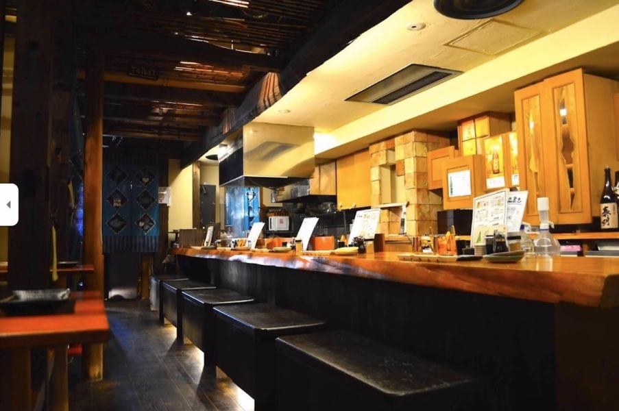【デートや大切な人とのお食事にも◎】店内中央には大人な雰囲気のゆったりカウンターもご用意しております♪日々入れ替わるこだわりのメニューがございますので、大切な時間も楽しめること間違いなし！会社終わりのお一人利用やデート、親しいご友人との飲み会などにご利用いただけます！