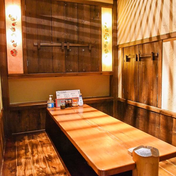 【幹事様必見！個室席も◎】広々とした雰囲気自慢の店内にはカウンターやテーブルだけでなく、個室も完備しております♪こだわりの料理の数々を気の合うお仲間と周りを気にせずお楽しみください！宴会に大人気の2時間飲み放題付きのコースもご用意しておりますので、詳しくはコースメニューぺージをご覧ください！